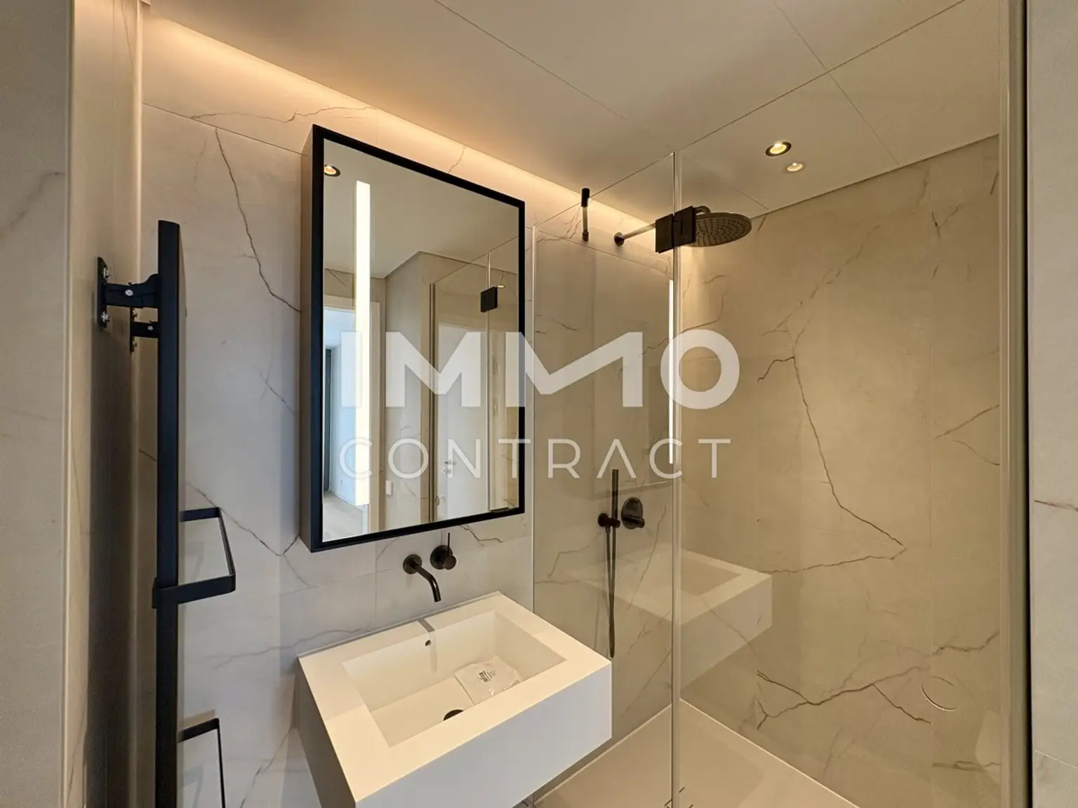 Ausblick wohin das Auge reicht: Geräumiges Apartment mit Annehmlichkeiten (Gym, Pool, Spa, Lounges,)