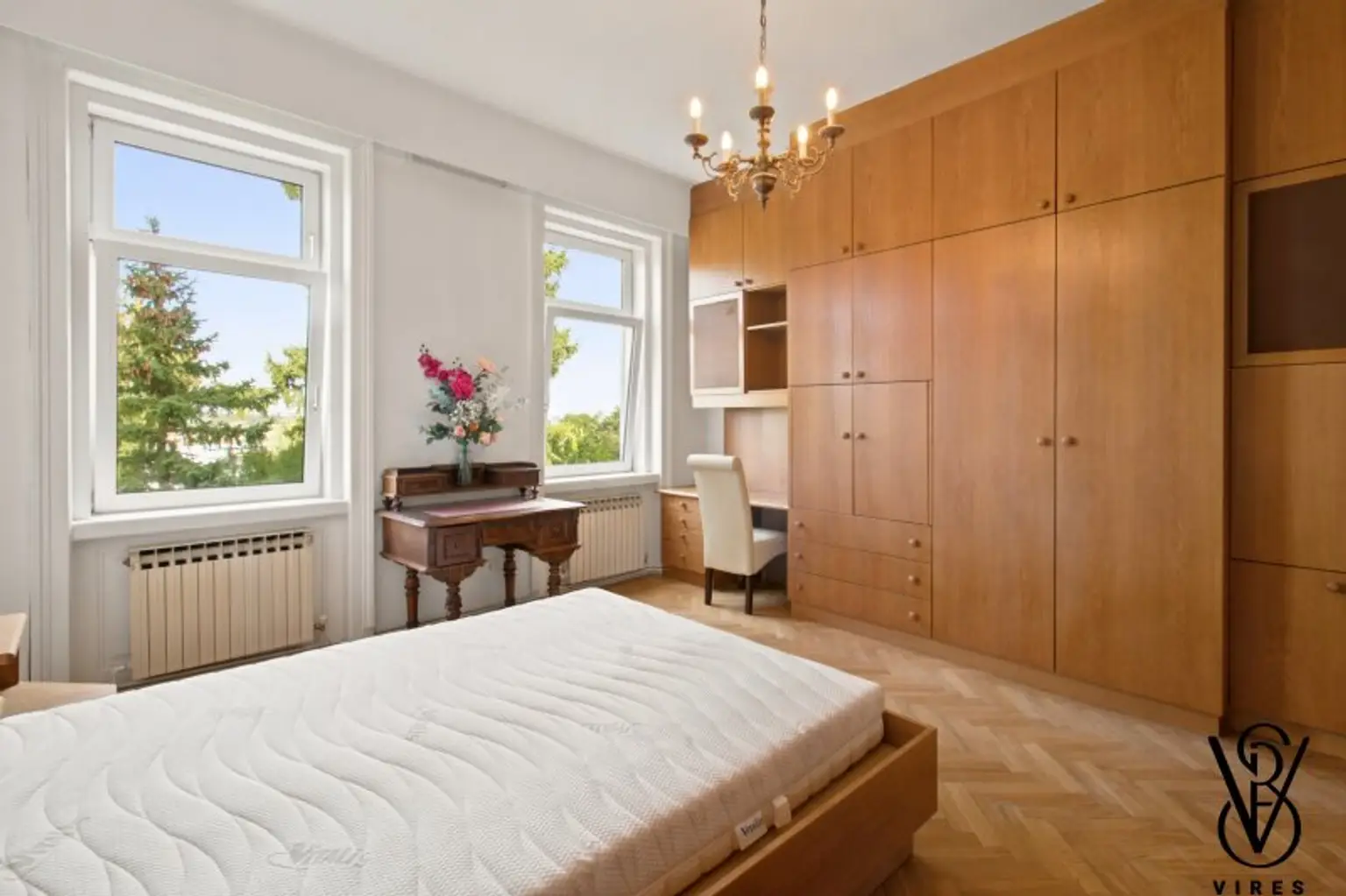 Erdgeschoss: Schlafzimmer mit Blick ins Grüne