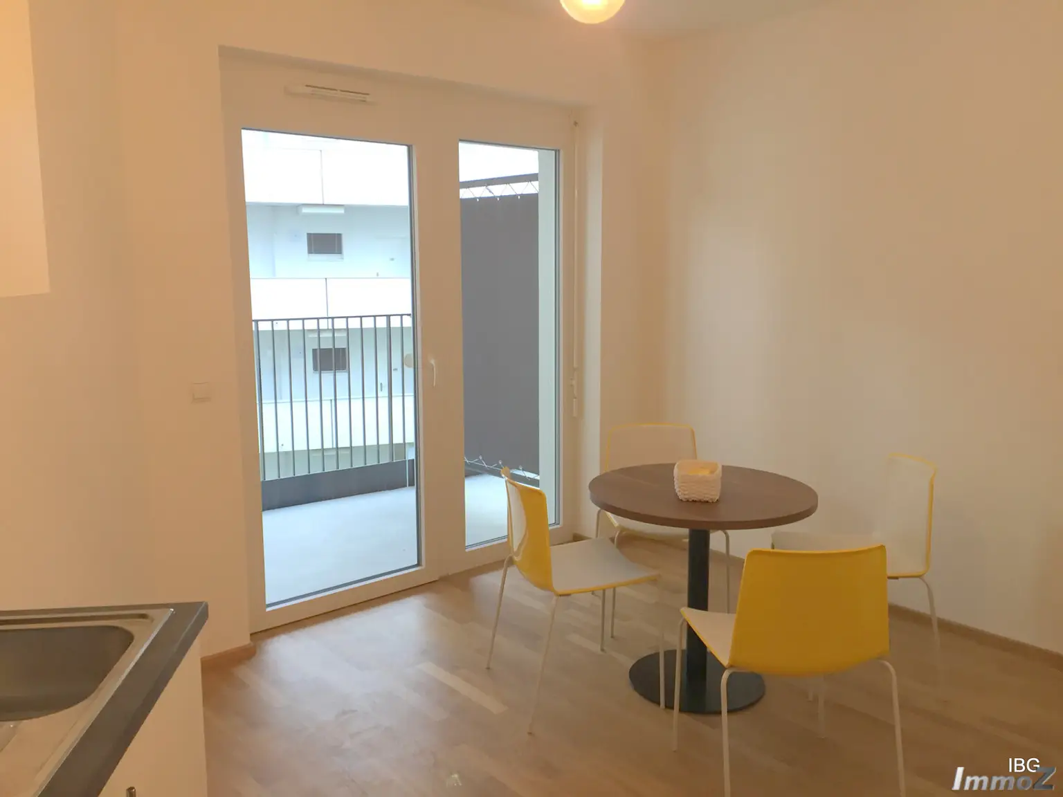 Wohn-Kochbereich mit Balkon