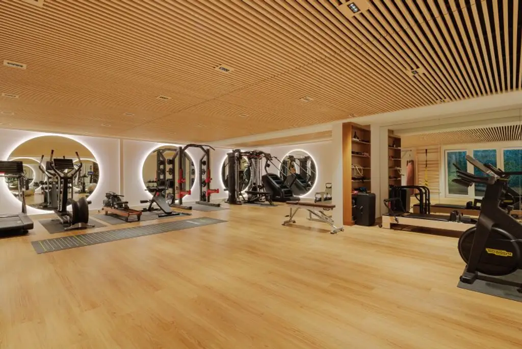 WOHNUNG mit 300 m² Privatgarten im 1190 Wien + Pool und Gym Nähe American Int. School