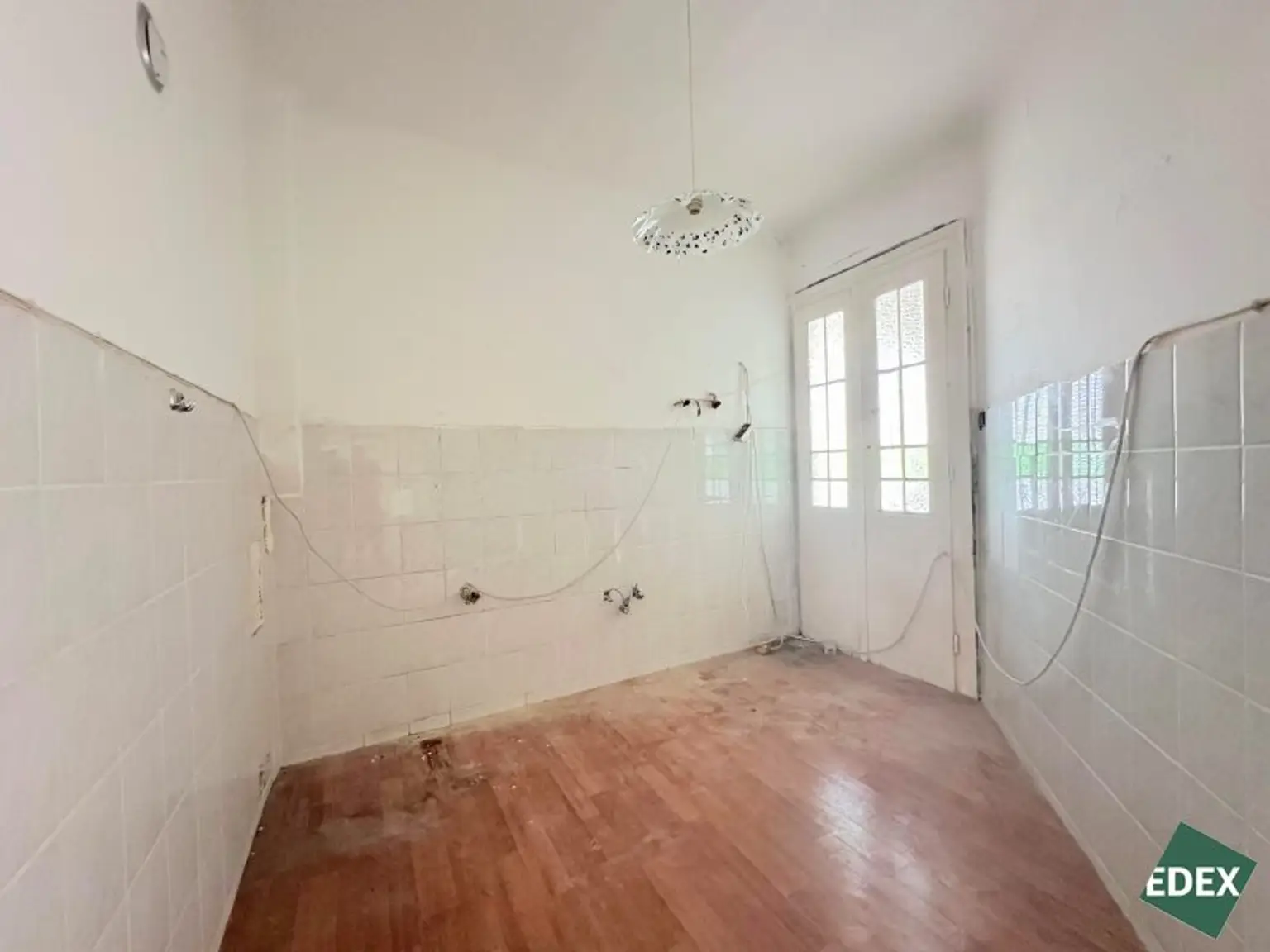 Sanierungsbedürftige 3-Zimmer Altbau-Wohnung mit Potenzial direkt bei der U-Bahn