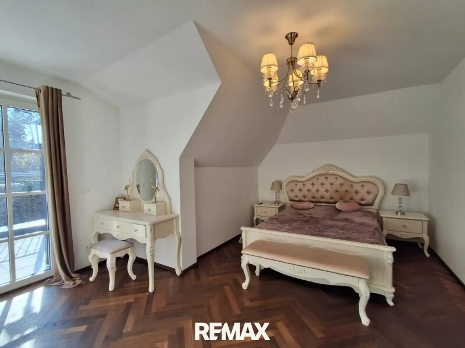 19 Schlafzimmer mit Schminktisch 2721