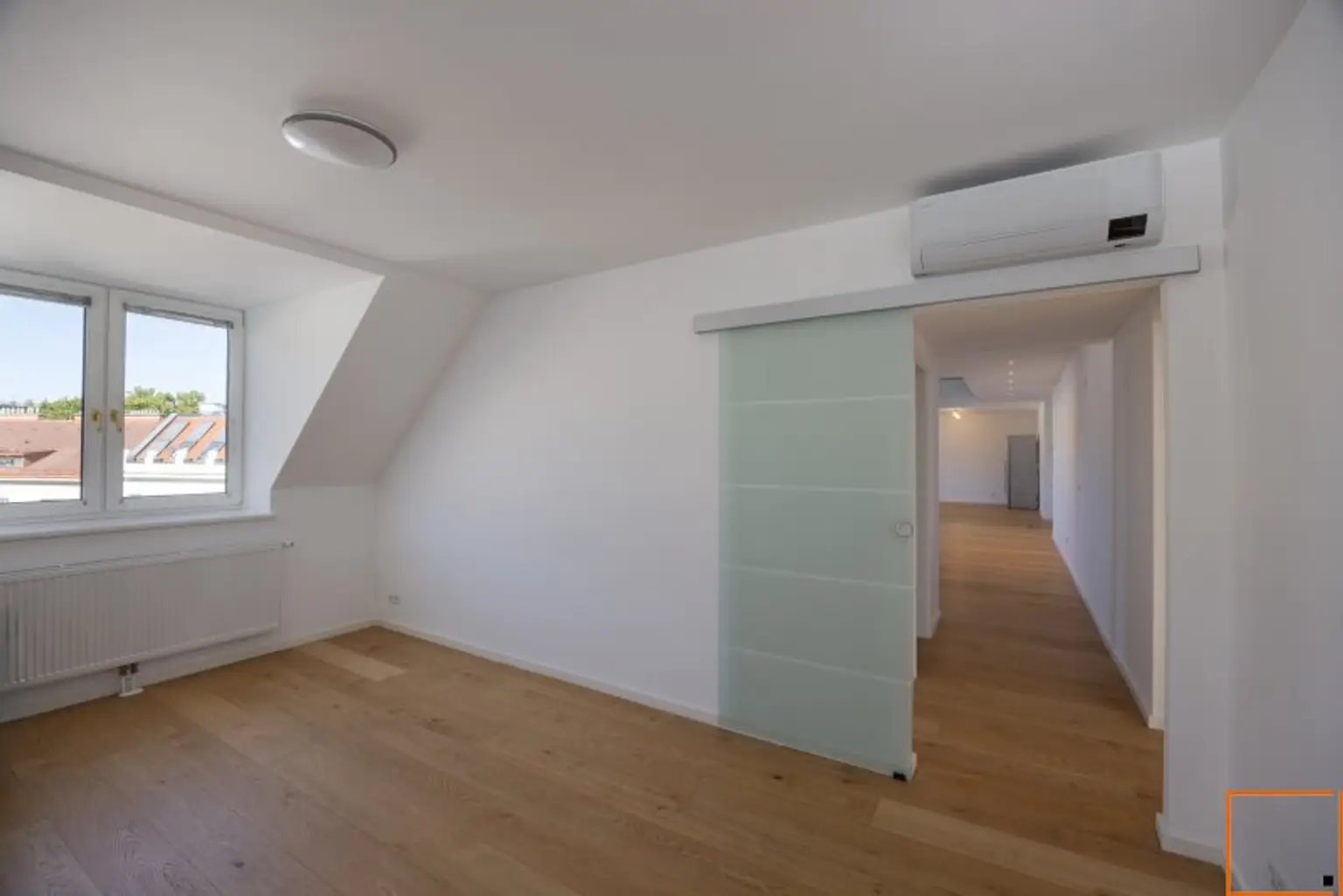 Dachgeschoßwohnung mit eingeschnittener Terrasse, vier Schlafzimmern und schönem Fernblick