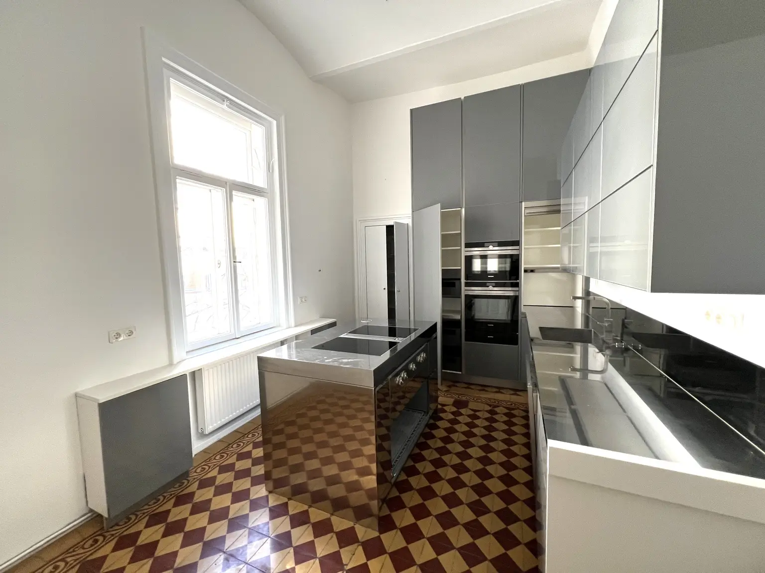 In Vorbereitung: Ansprechendes Apartment mit Terrasse und mit Blick in palais-artigen Garten / Exquisite apartment with terrace and view of the palatial garden