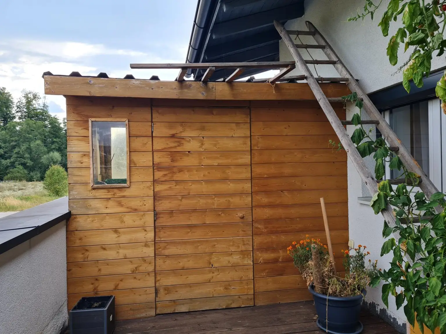 Abstellfläche auf dem Balkon