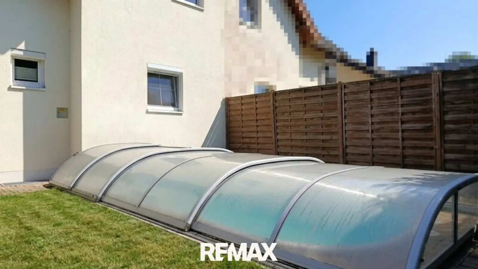 Garten hinter dem Haus mit Pool