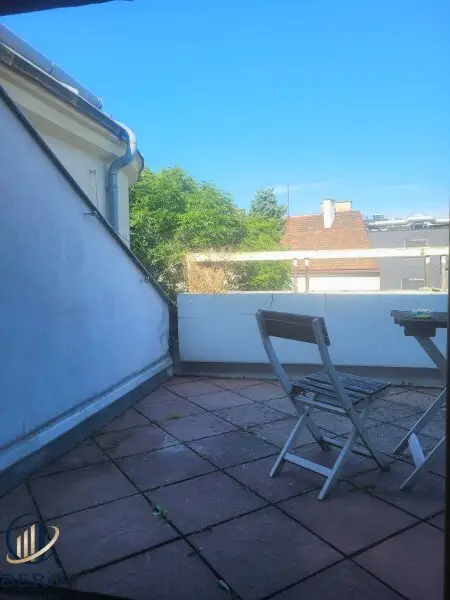 "Diese 5 Zimmer-Altbauwohnung mit sonniger Terrasse wartet genau auf SIE"