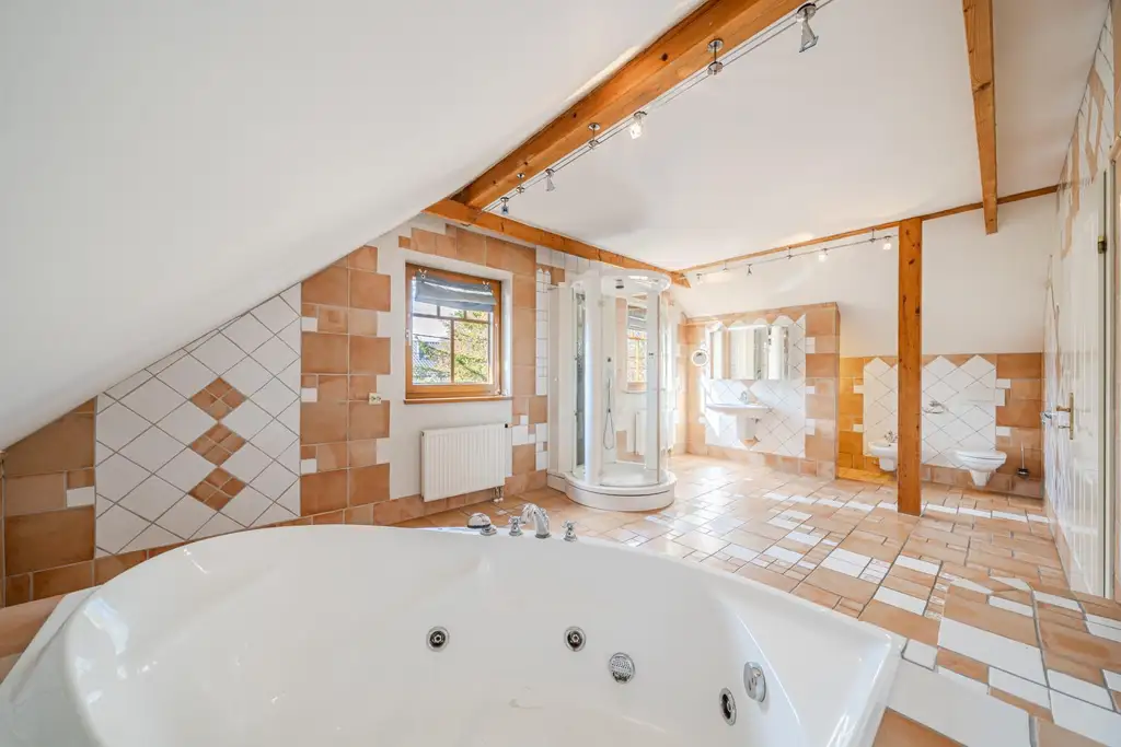 EIN HAUS MIT CHARAKTER! Einzigartiges Einfamilienhaus mit traumhaftem Garten, Garage und mehr!