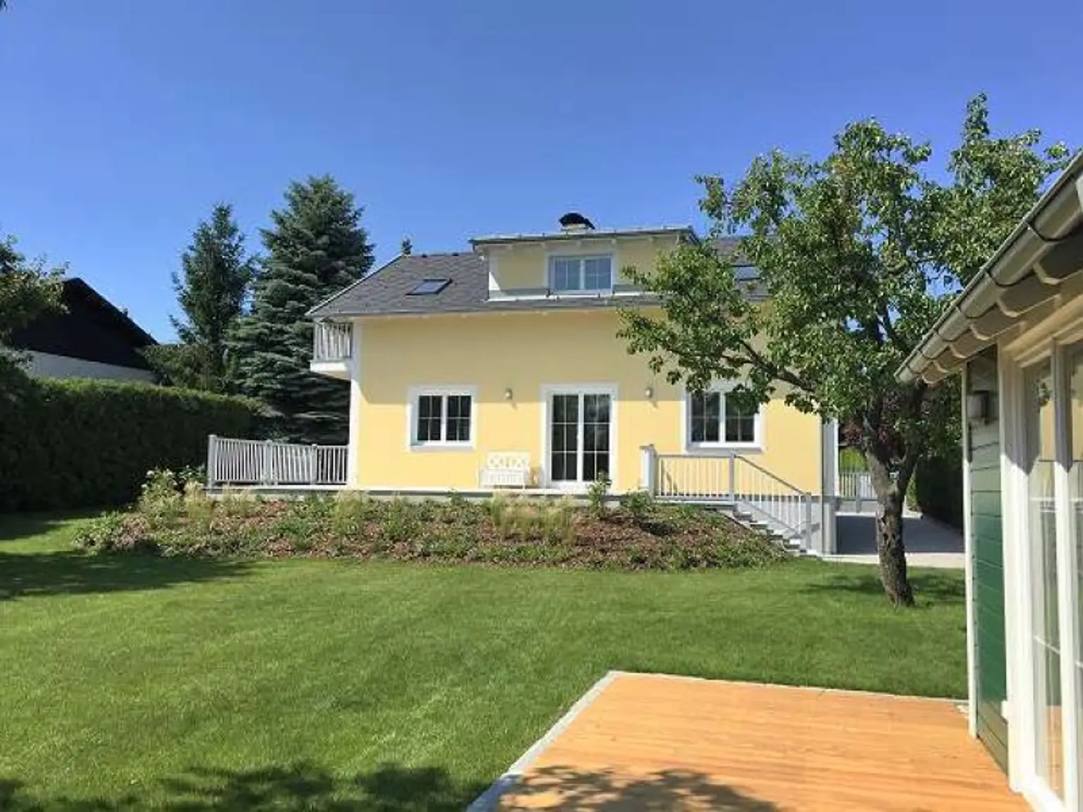 Blick vom Gartenhaus zur Terrasse