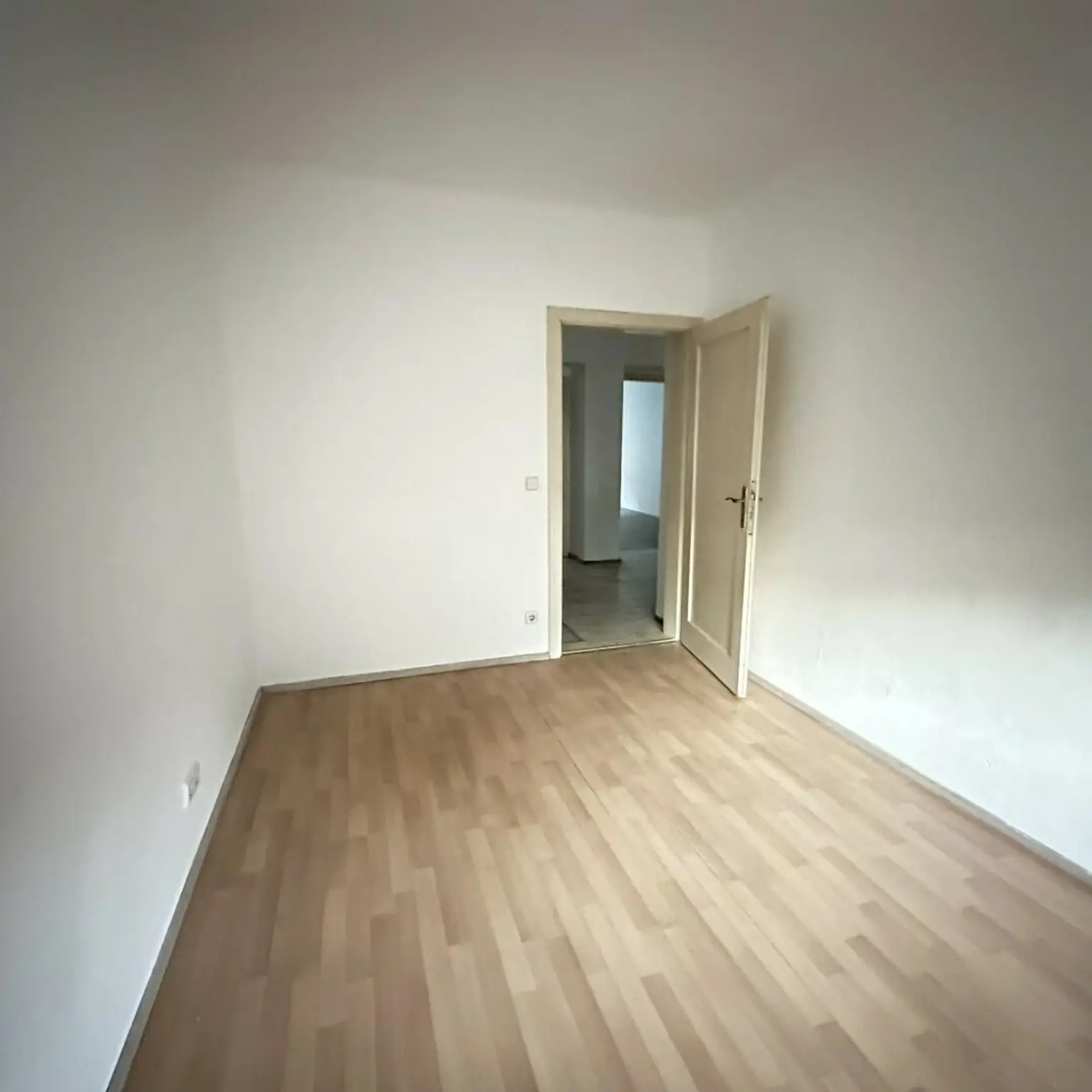 Sanierungsbedürftige 4 Zimmer Wohnung mit Potential