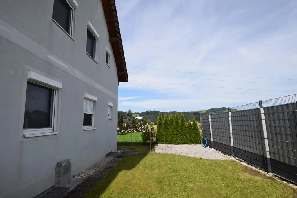 Platzwunder: Wohnung mit Eigengarten, 2 Parkplätzen, Keller & Dachboden