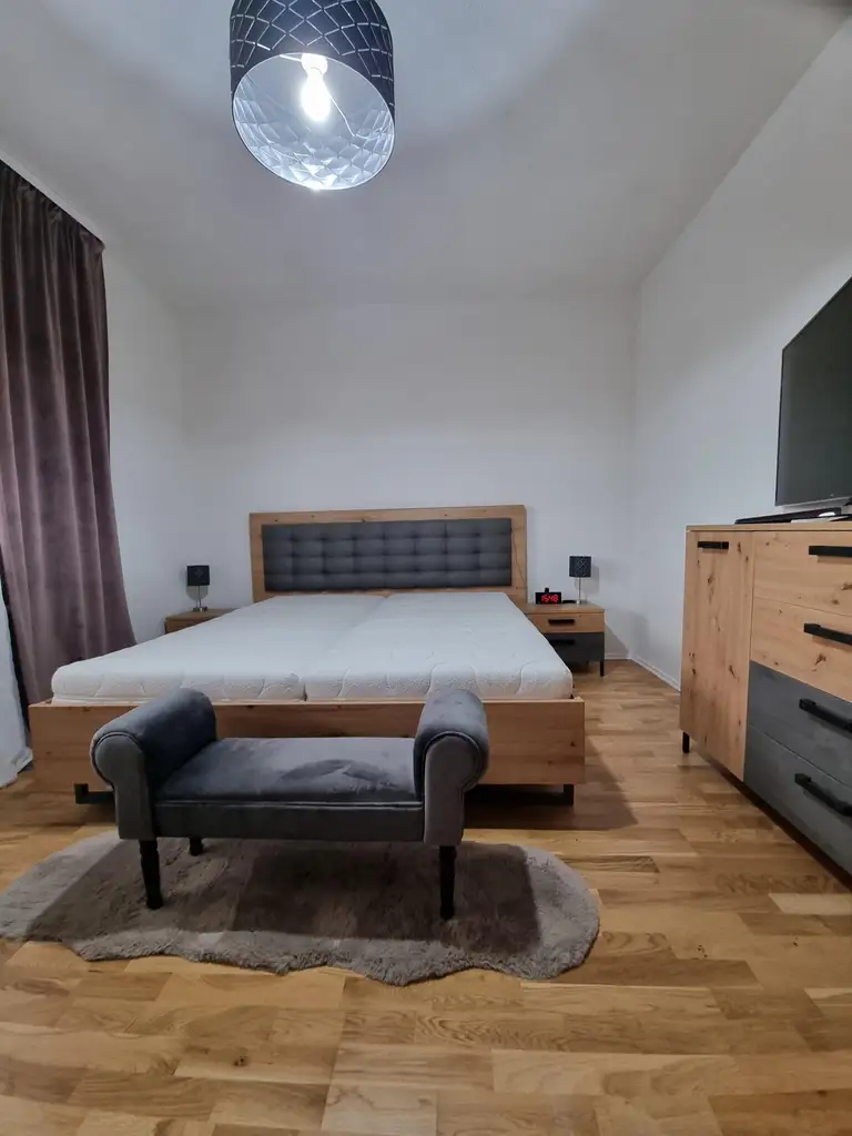 LIEBEVOLLER BUNGALOW MIT GEPFLEGTEM GARTEN IN TRAUMHAFTER RUHELAGE