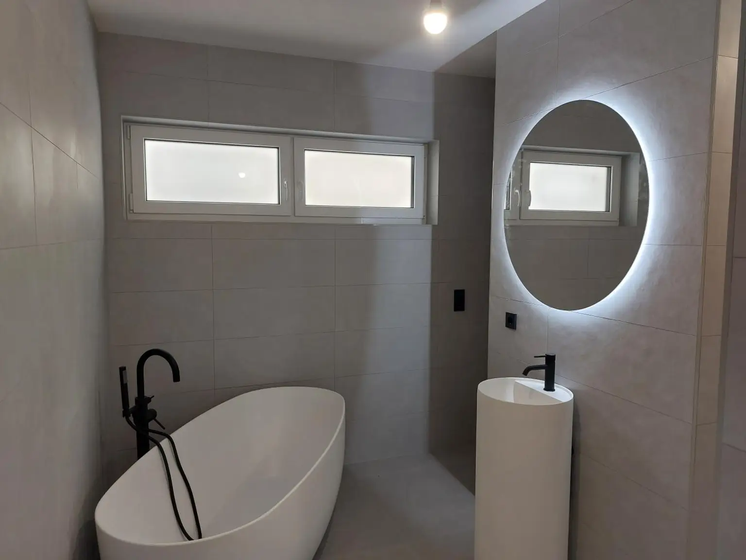 Bad mit Wanne und Dusche