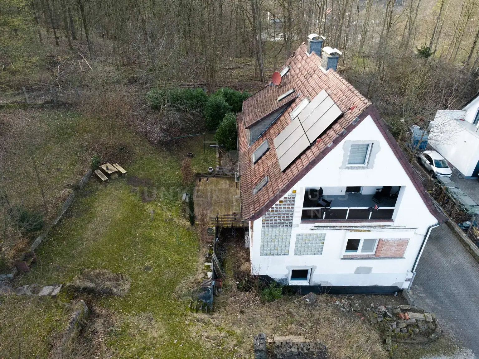 Außenansicht mit Garten