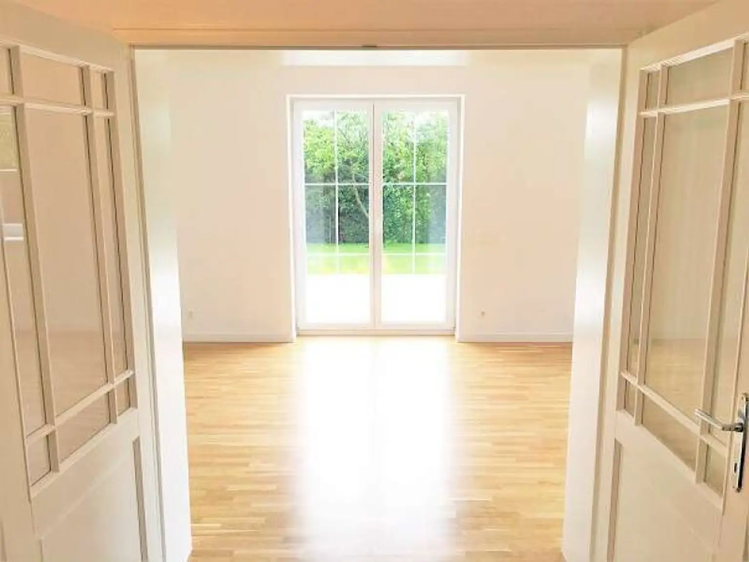 Blick in den Wohnbereich mit Terrassenausgang