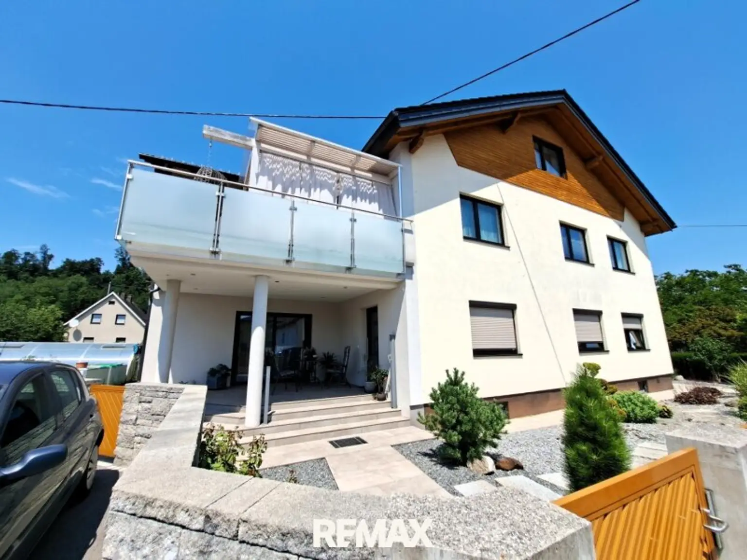 Wohnhaus mit 2 Wohneinheiten, gr. Garten und Pool