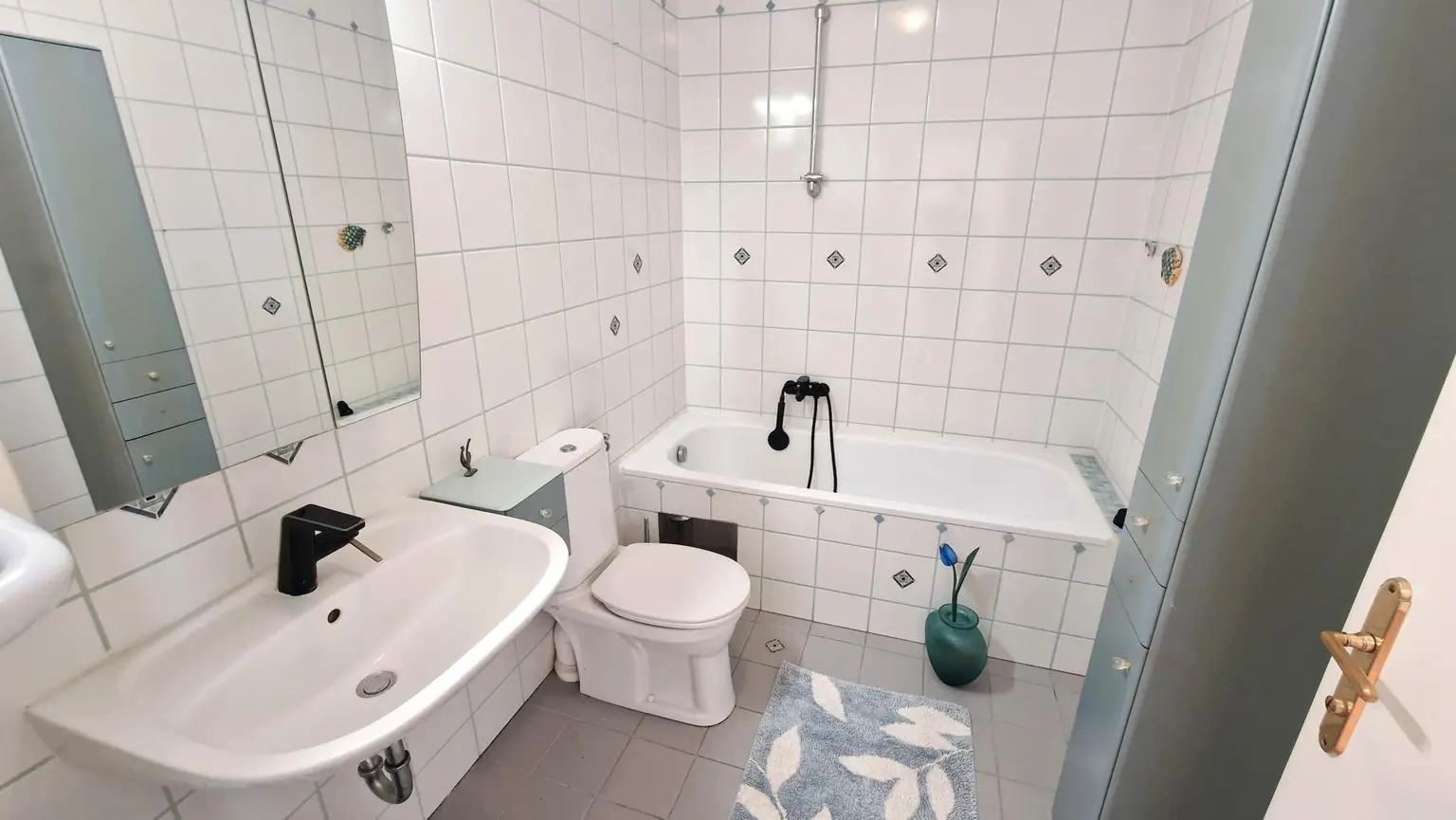 Bad mit Wanne und WC