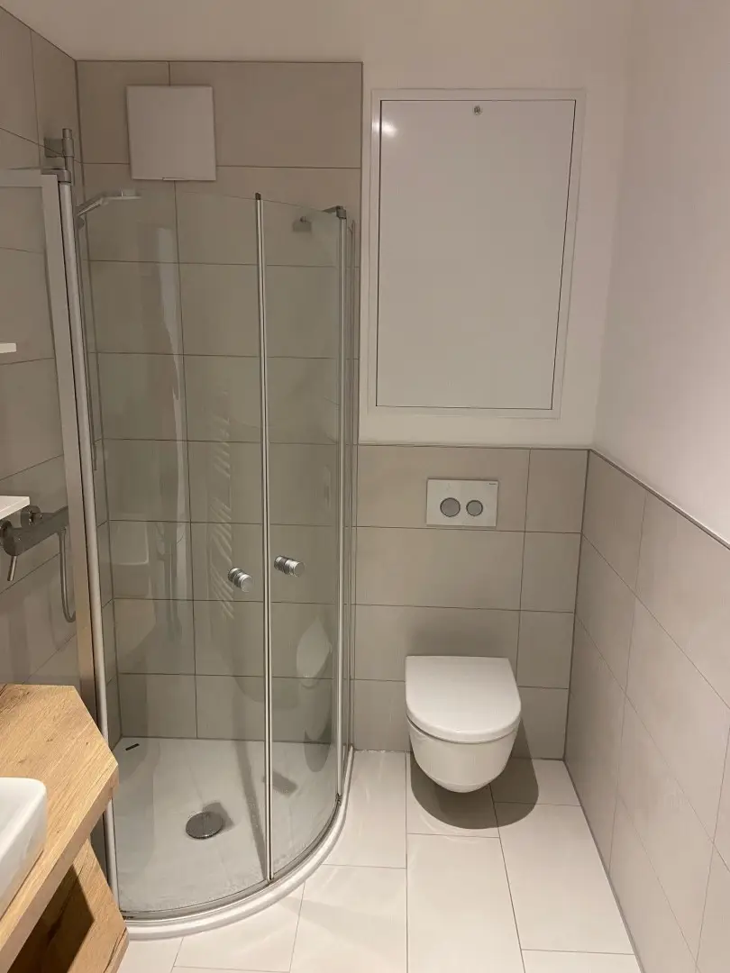 Moderne Neubauwohnung im Zentrum – mit Loggia u. Lift ! TIEFGARAGENPLATZ und KONTROLLIERTE WOHNRAUMBELÜFTUNG