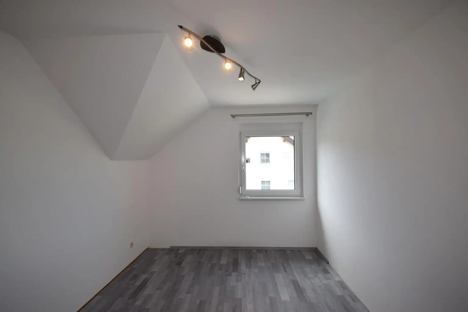 Platzwunder: Wohnung mit Eigengarten, 2 Parkplätzen, Keller & Dachboden