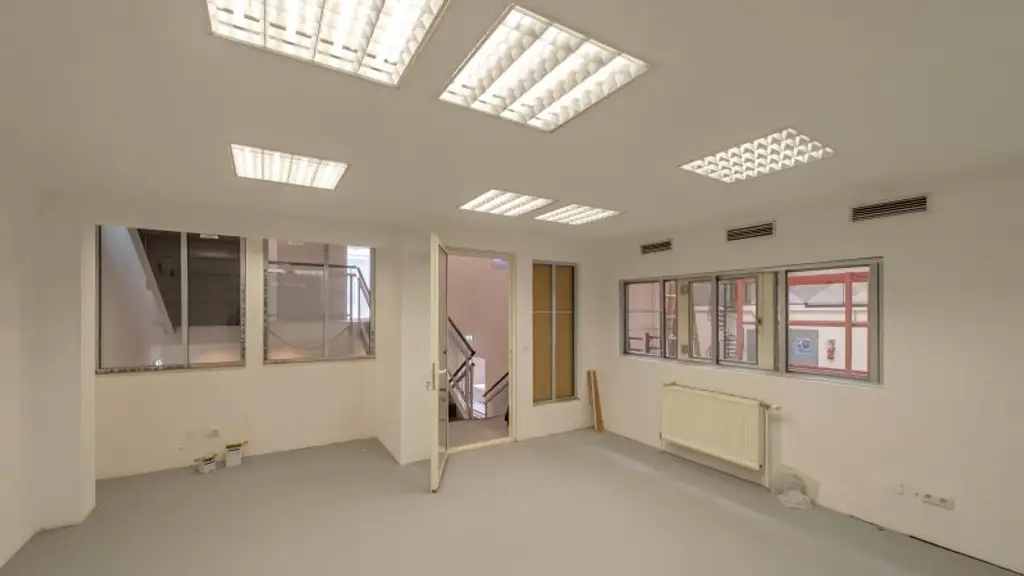 " Lagerhallen " Büroflächen " Freiflächen " UNBEFRISTET "
