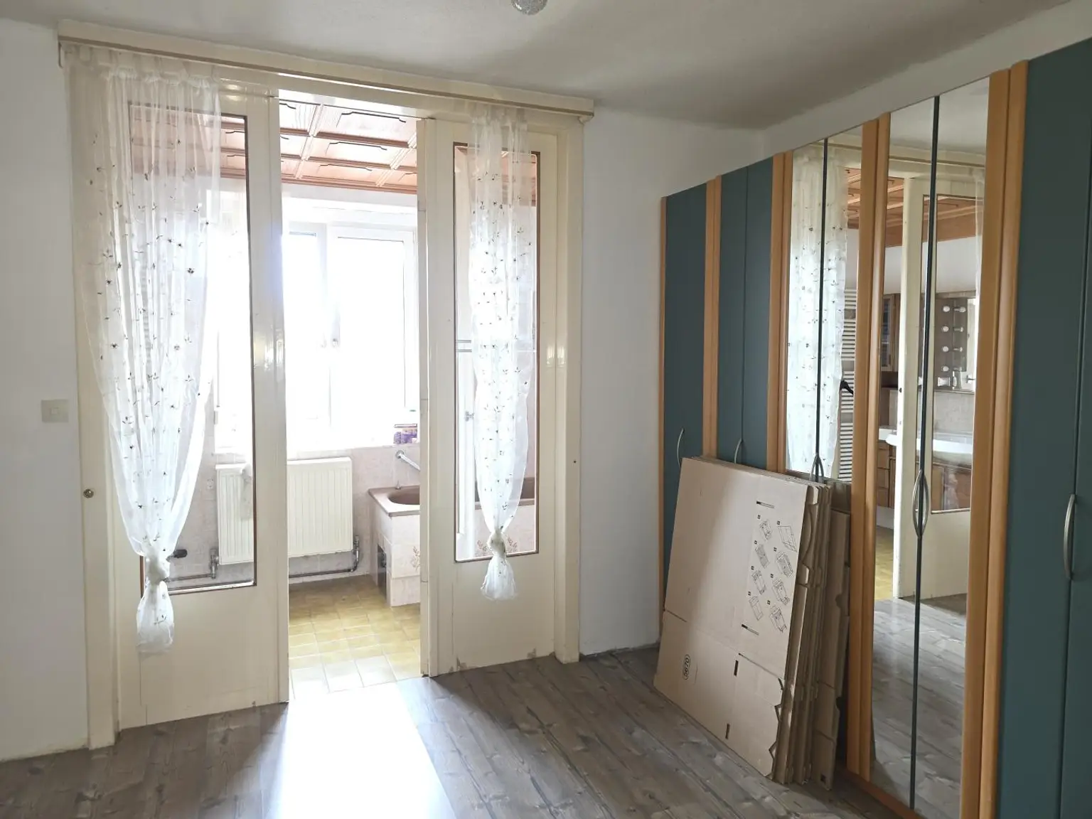 Schlafzimmer mit Zugang zum Bad