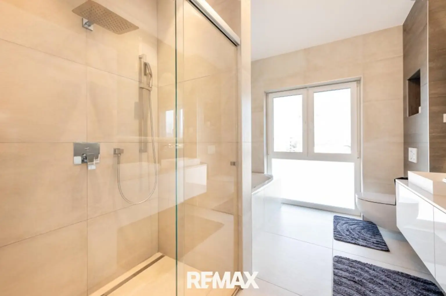 Badezimmer mit Walk-In Dusche, Badewanne und WC
