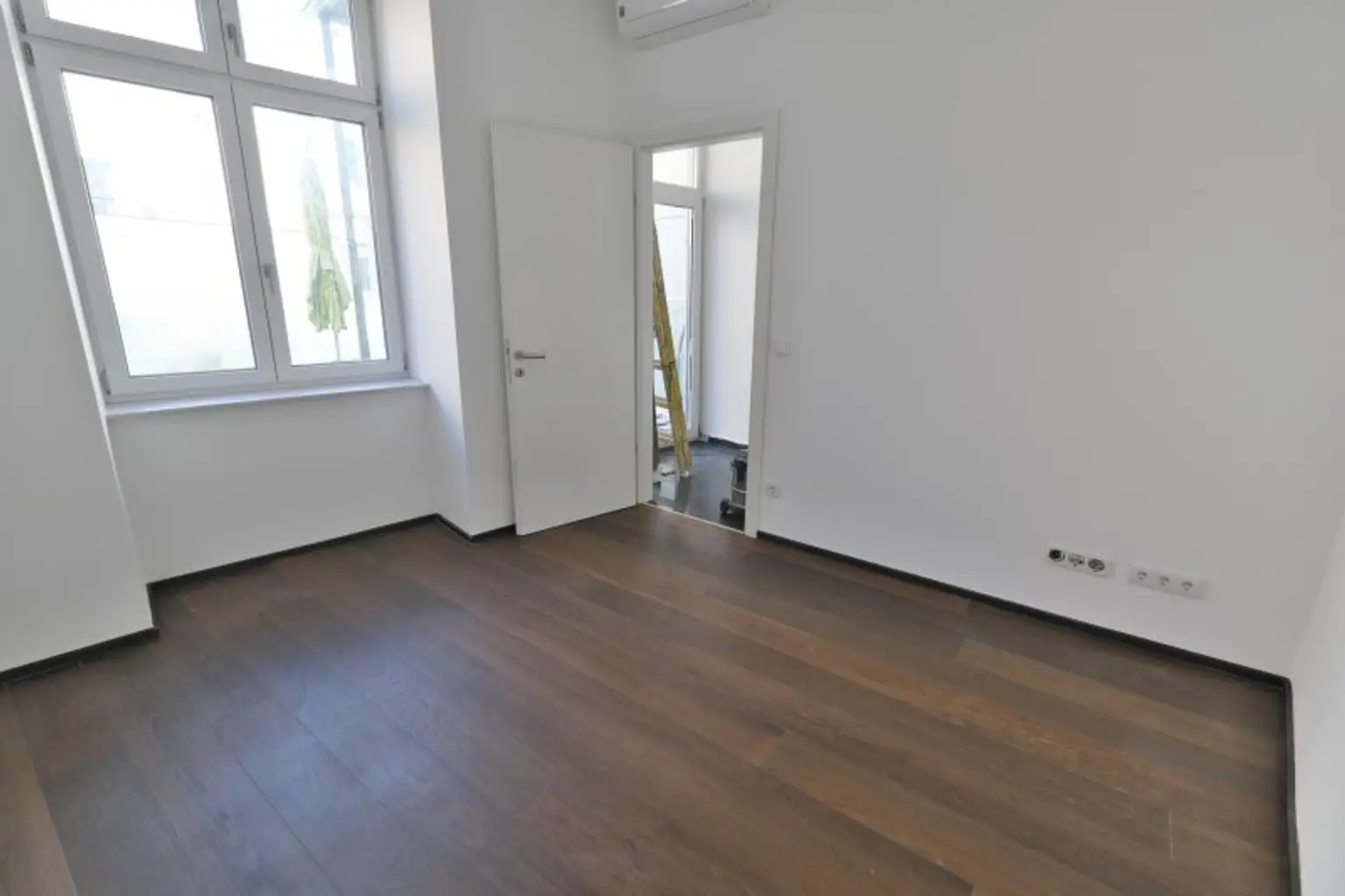 SIEBENBRUNNENPLATZ: Wohnküche + 2 Zimmer + 32 m² Terrasse (neben neuer U2-Station Reinprechtsdorfer Straße)