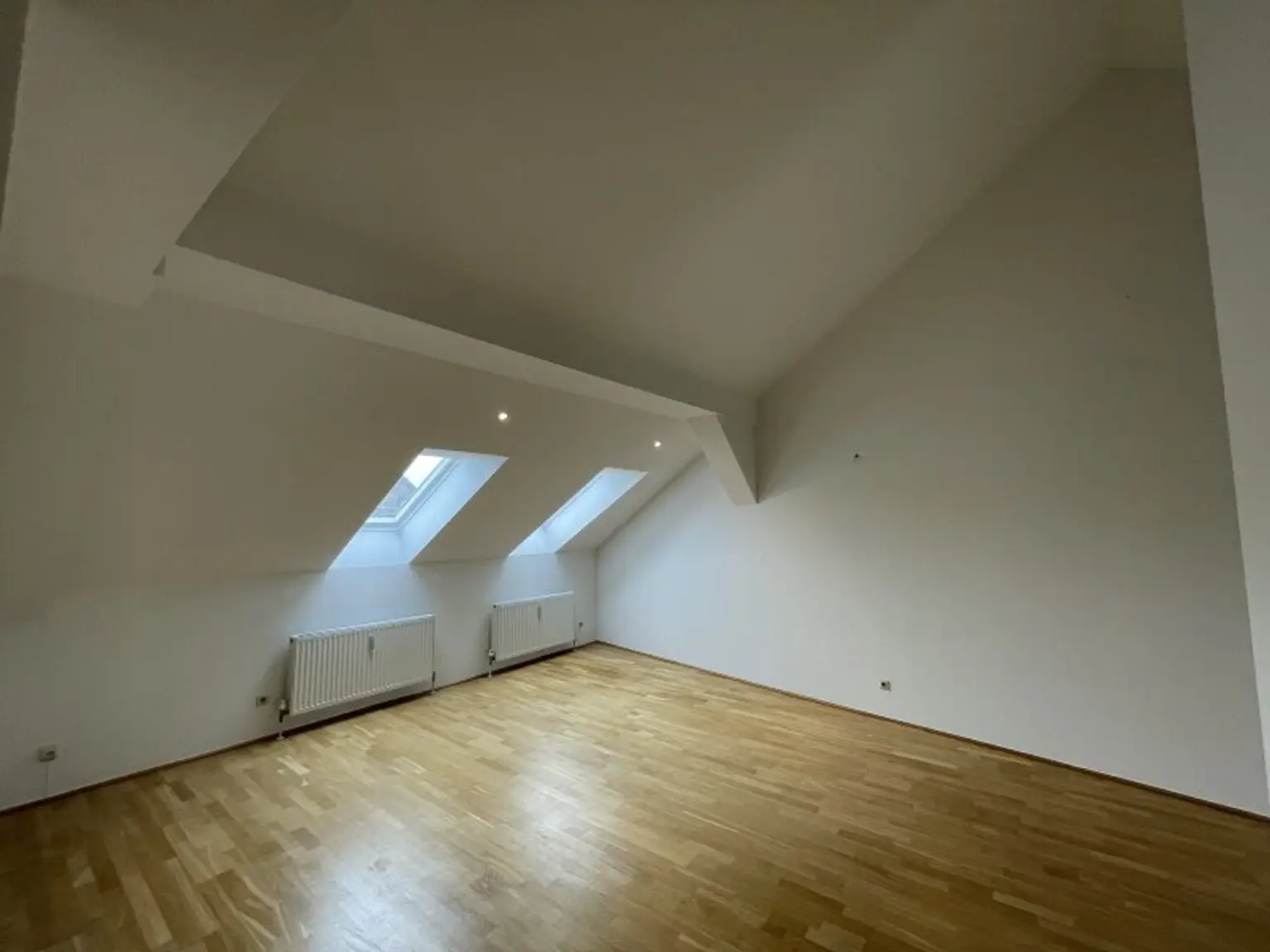 SANIERTE LUFTIGE DACHGESCHOSSWOHNUNG MIT BALKON - U4-NÄHE