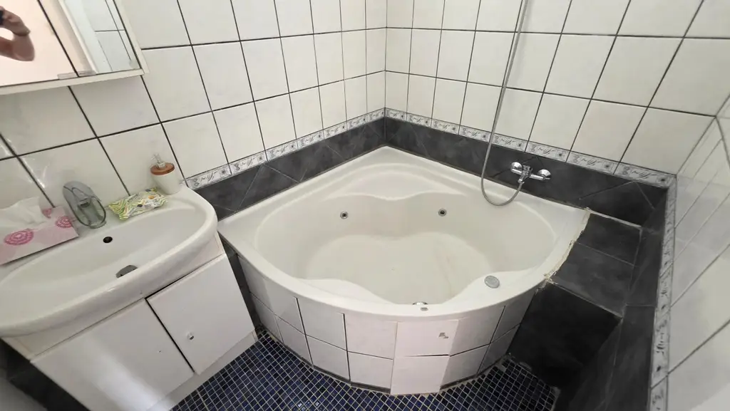 4. OG! Sanierungsbedürftige 2 Zimmer Wohnung in S-Bahn-Nähe