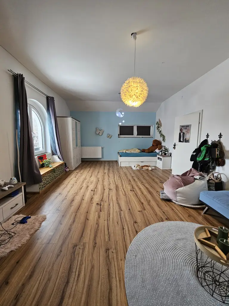 Modernisiertes Einfamilienhaus mit 1.057m² Grundstück, Luftwärmepumpe & PV-Anlage in ruhiger Ortsrandlage von Wopfing