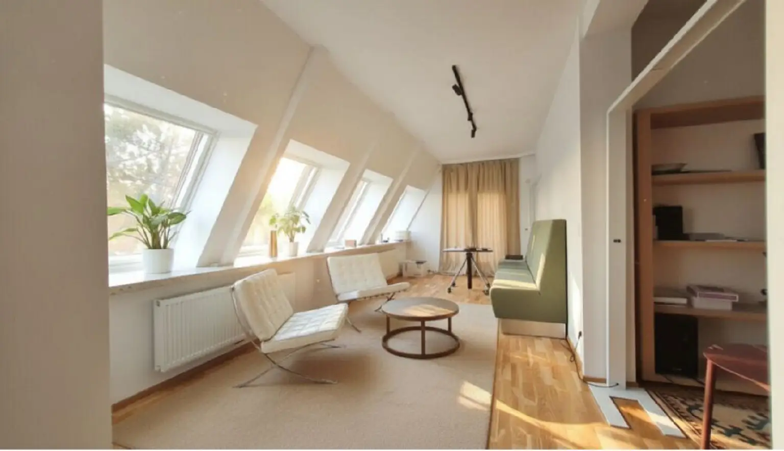 Exklusive Dachgeschosswohnung mit gemeinschaftlichem Pool und Weitblick in absoluter Ruhelage – gegenüber der Sternwarte