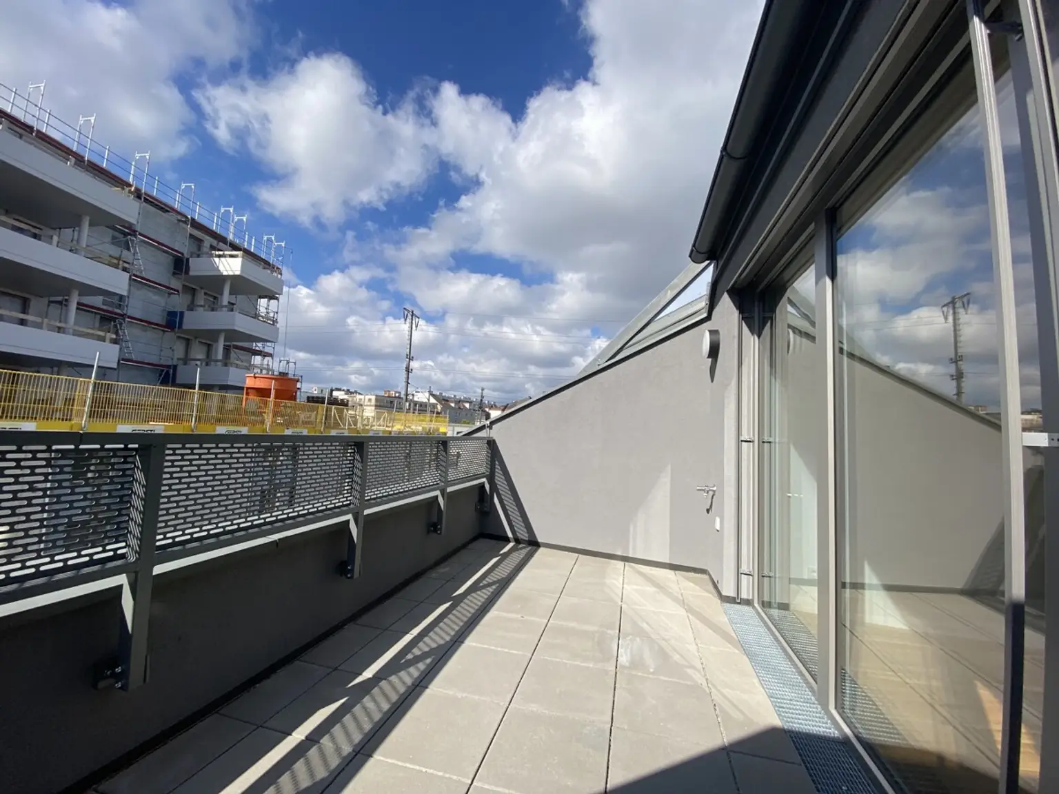Sonnige 2 Zimmerwohnung mit Dachterrasse - 1 bedroom Apartment with terrace  TRAUM ERSTBEZUG