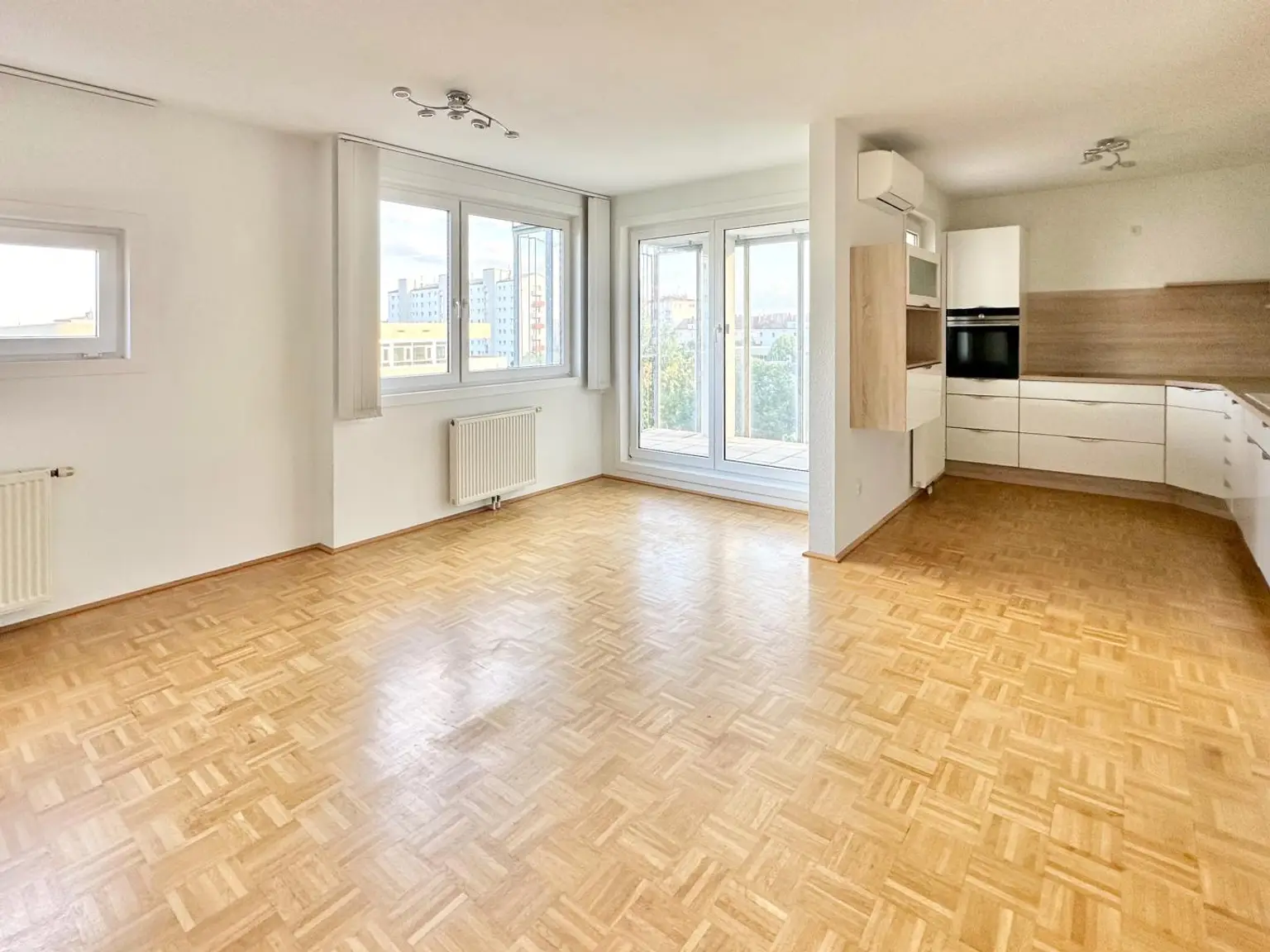 Loggia mit Fernblick, gute Infrastruktur & Zustand