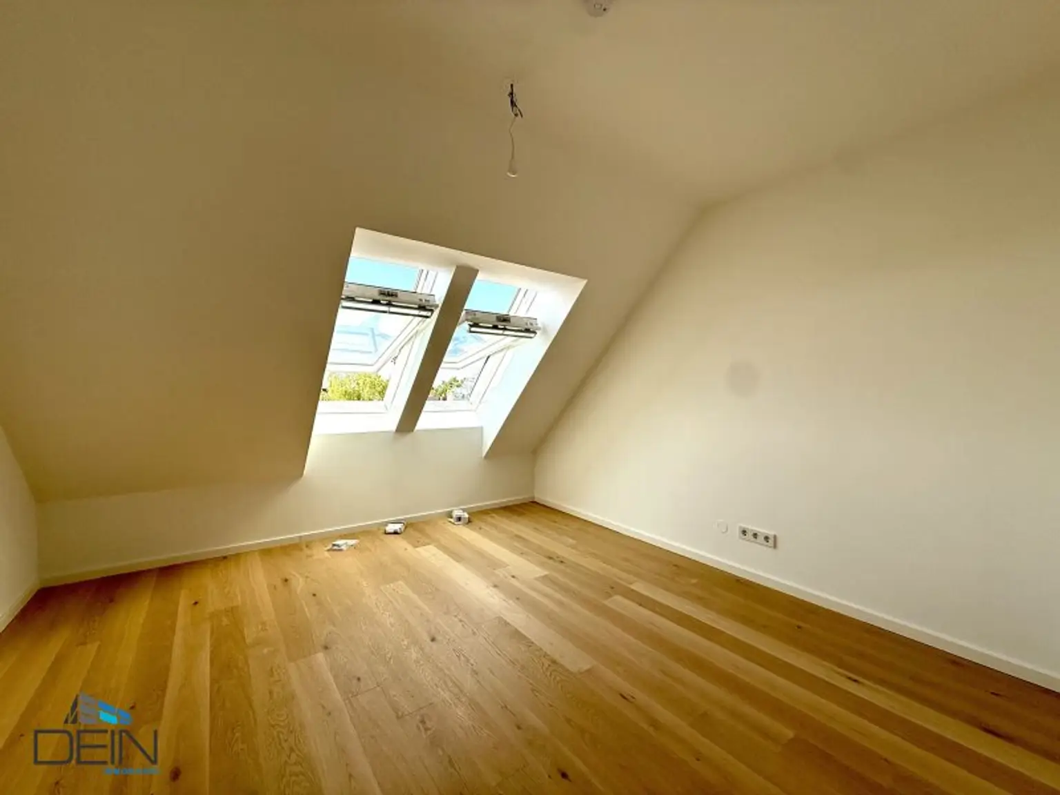 PROVISIONSFREI! EXKLUSIVE 3 ZIMMER DG-WOHNUNG MIT EINER KLEINEN TERRASSE IN STAMMERSDORF!