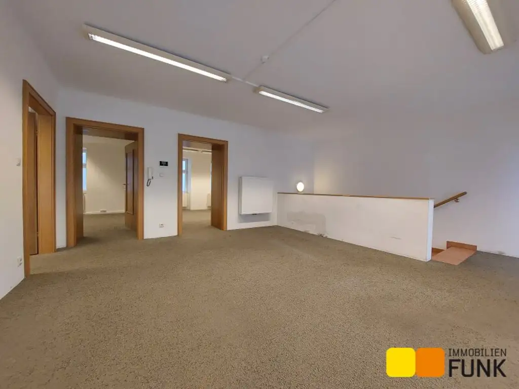 Attraktives Büro mit eigener Garage und zusätzlicher Lagerfläche