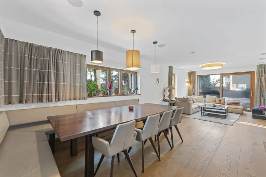 Großzügige High-End-Familienvilla der Extraklasse.