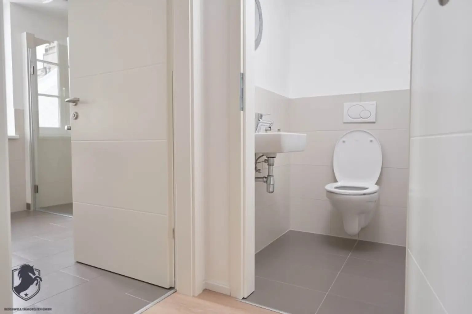 Außergewöhnliche Villa mit drei Wohneinheiten, Gewerbeeinheit & teilbarem Grundstück