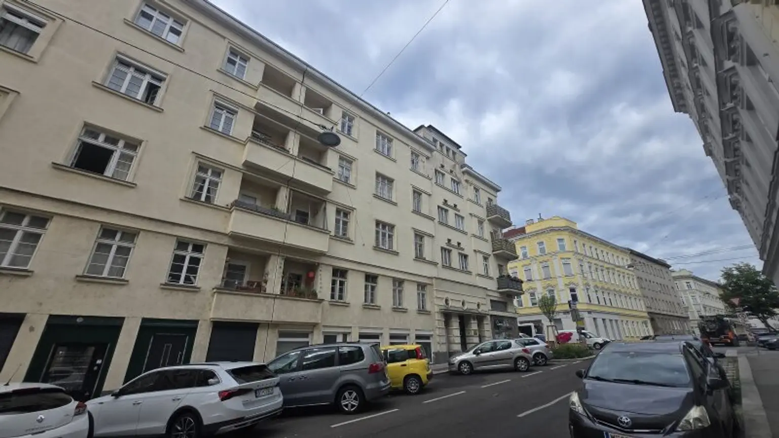 2-Zimmer-Wohnung in brauchbarem Zustand (Sanierungsbedarf!) - Balkon+Hofausrichtung - 3.Stock OHNE Lift