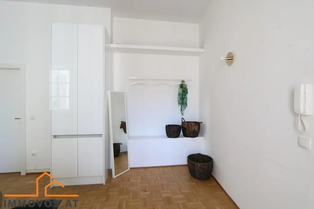 Gelegenheit: 4-Zimmer-Altbau MIT  Balkon an der Grenze 7./8 im 2. Lift-Stock