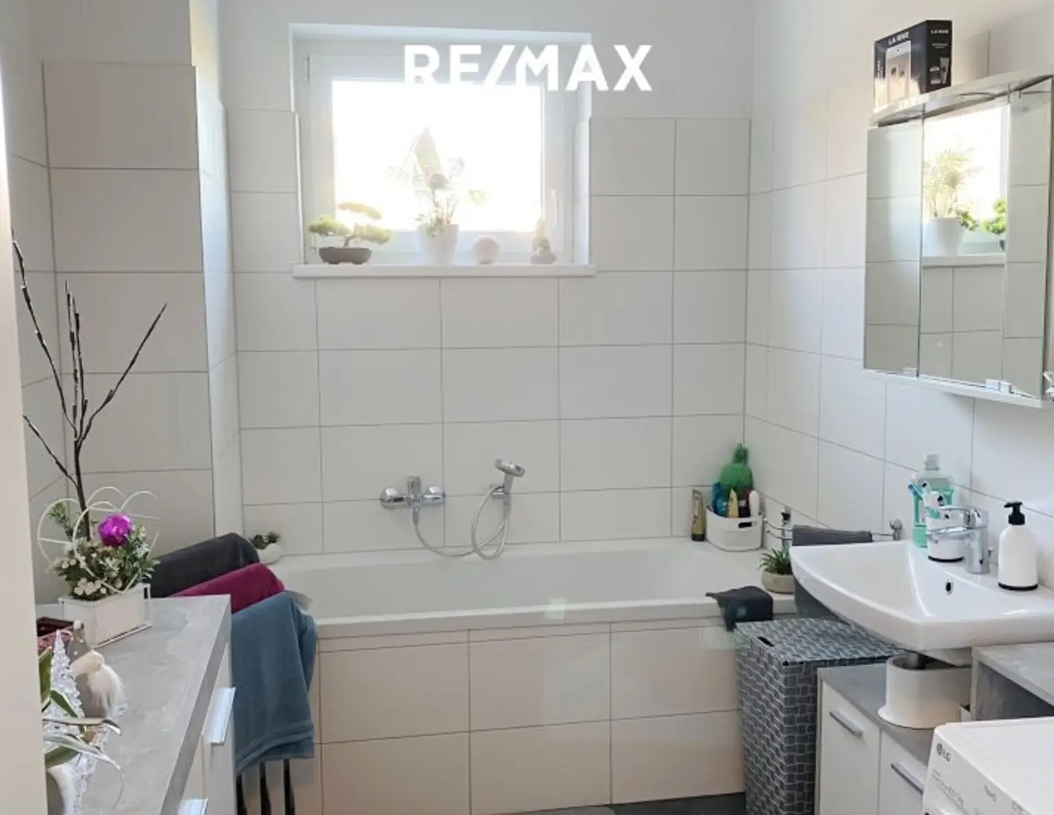 Neuwertige Dreizimmerwohnung in Neukirchen an der Vöckla, nur ca. € 210.000.- zu finanzieren.