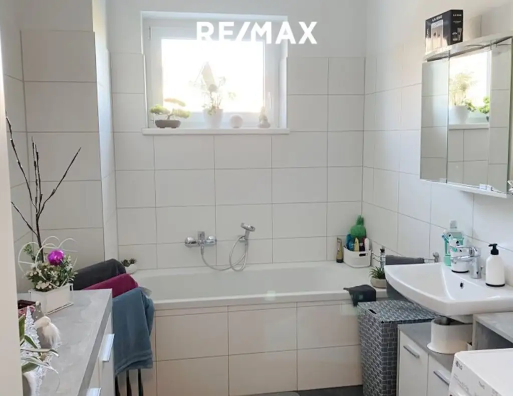 Neuwertige Dreizimmerwohnung in Neukirchen an der Vöckla, nur ca. € 210.000.- zu finanzieren.