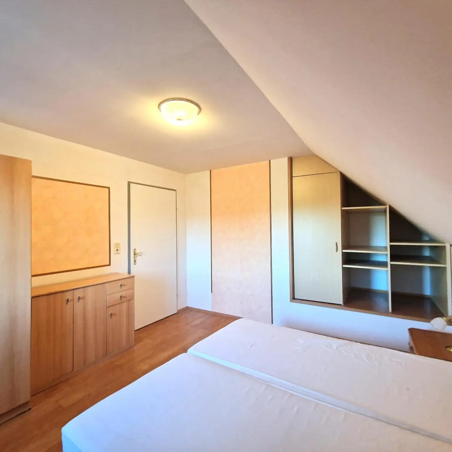 Golfer und Thermenliebhaber aufgepasst! Entzückende ruhige Terrassenwohnung mit Reihenhauscharakter.