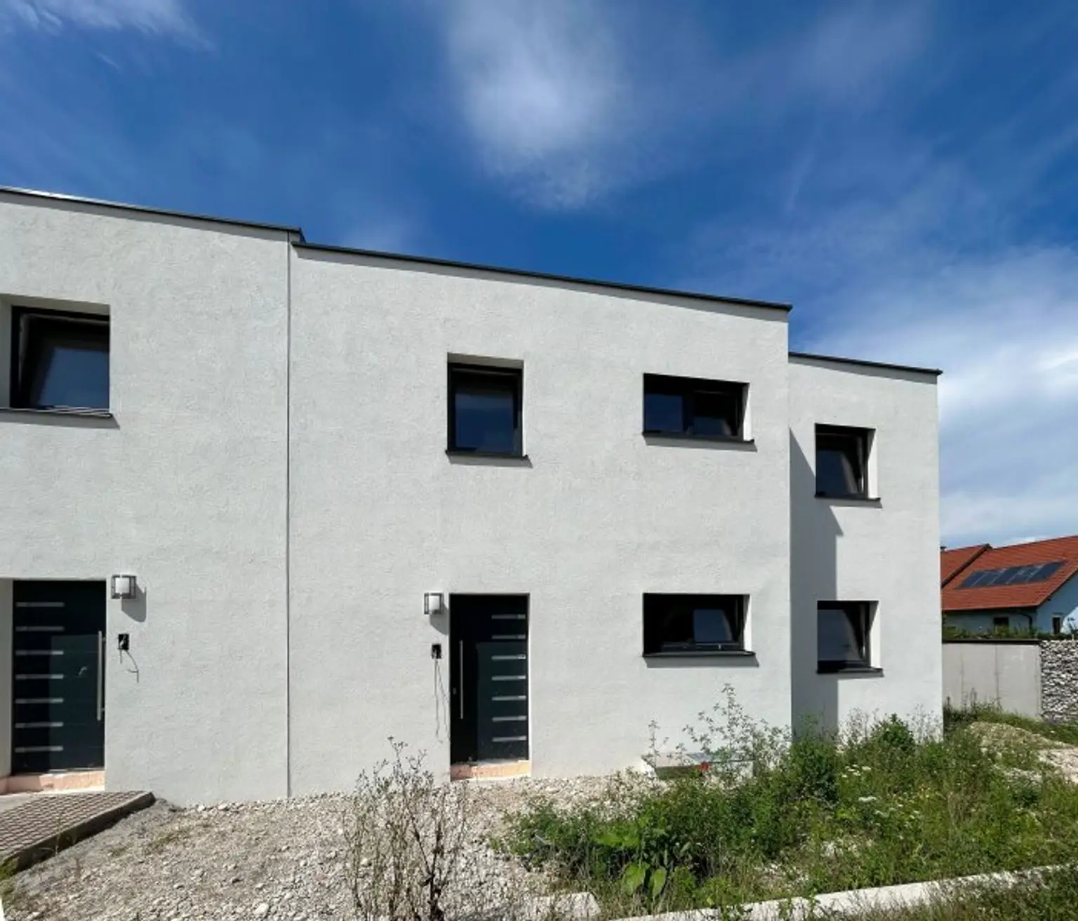 PROVISIONSFREI - Nur mehr 1 Einheit frei: Traumhafte Doppelhaushälfte in Pucking: 6 Zimmer, Keller, Garten & 3 Garagen + 2 Außenstellplätze