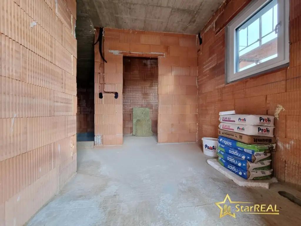 LETZTES HAUS VERFÜGBAR! IDEAL FÜR FAMILIEN! 5-ZIMMER-ZIEGELHAUS MIT UNVERBAUBAREN AUSBLICK. MIT KELLER, BALKON, TERRASSE, CARPORT UND GROSSEM GARTEN.