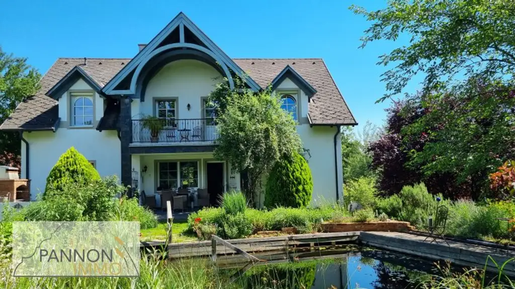 Luxus und Wohlbefinden - Traumvilla mit uneinsehbarem Garten in Grünlage