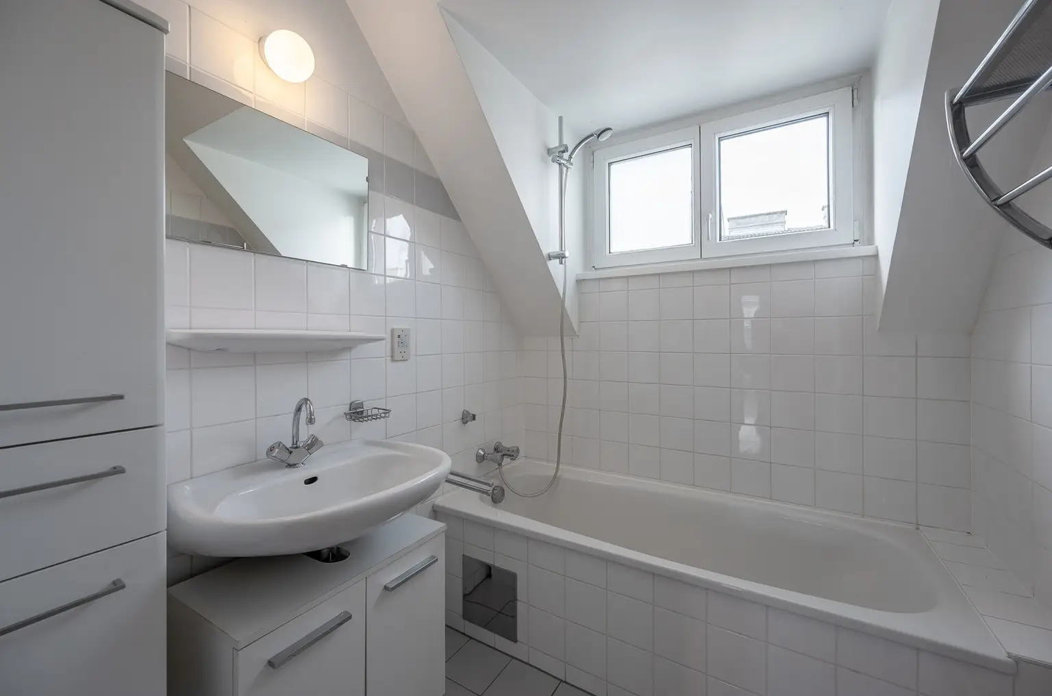 Badezimmer mit Wanne und Fenster