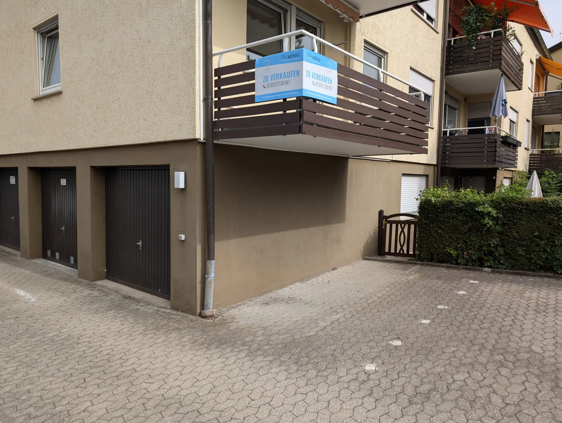 Stellplatz unter dem Balkon