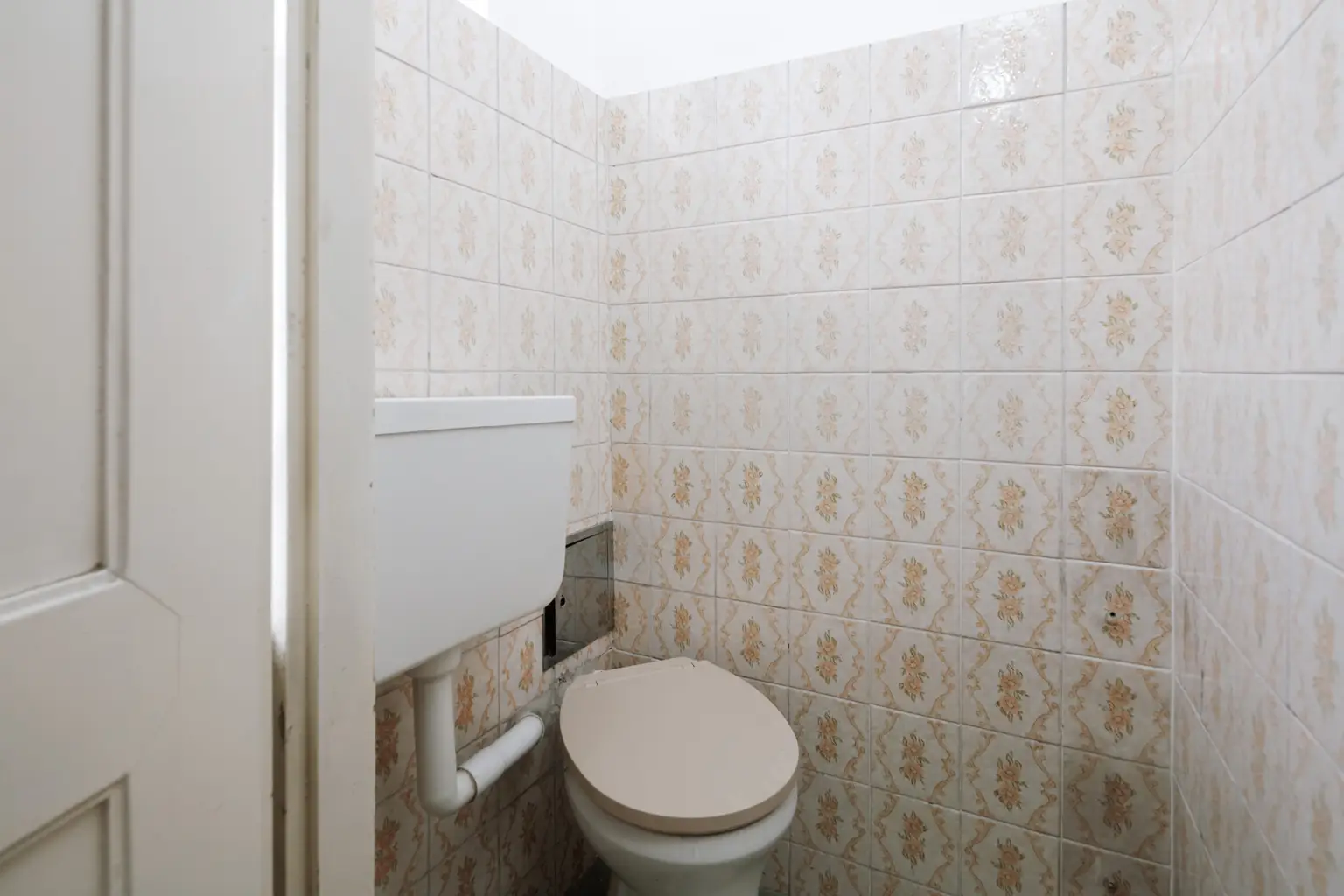 Sanierungsbedürftiges 3 Zimmer Altbau-Juwel mit Balkon in sehr guter zenraler Lage von Döbling!