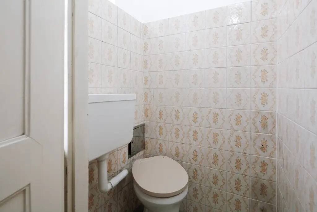 Sanierungsbedürftiges 3 Zimmer Altbau-Juwel mit Balkon in sehr guter zenraler Lage von Döbling!