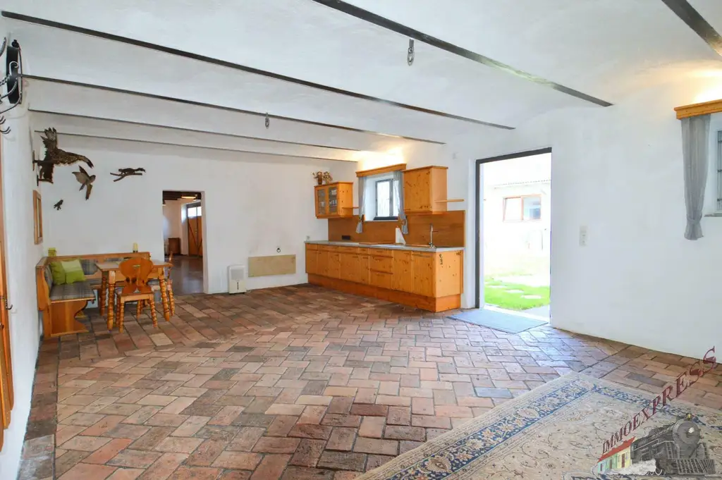 Entkerntes Einfamilienhaus mit großem Innenhof und hochwertig saniertem Stadl - zentrale Ruhelage